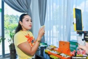 事业添彩泰国主播品三亚榴莲：“尝到了家乡味”