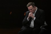 事业添彩特斯拉股价收涨超3%：特朗普无意沟通，马斯克父亲劝儿子低头